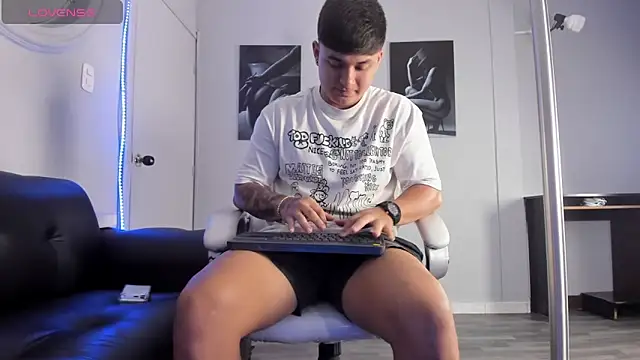 Cristopher_strong webcam