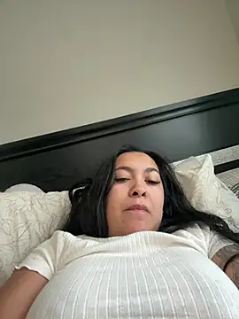 latina_curvy22 webcam