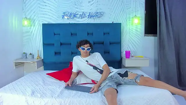 Adventurous_Boys webcam