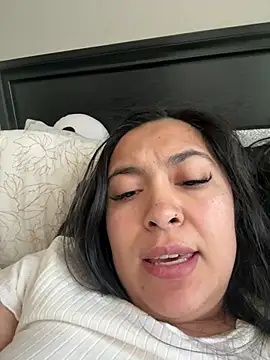 latina_curvy22 webcam
