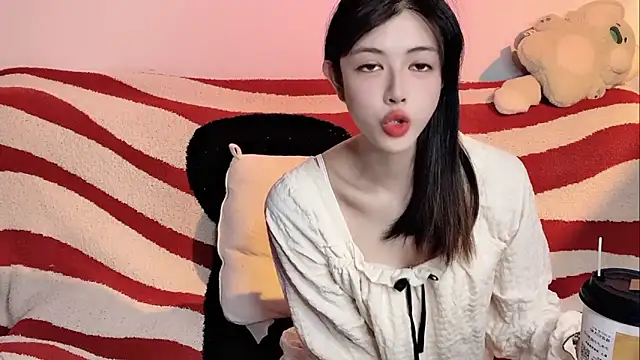 清纯女大在线兼职直播，大厅不大尺度（漏点不露脸，不露bb），更多表演在c2c，请私信咨询❤