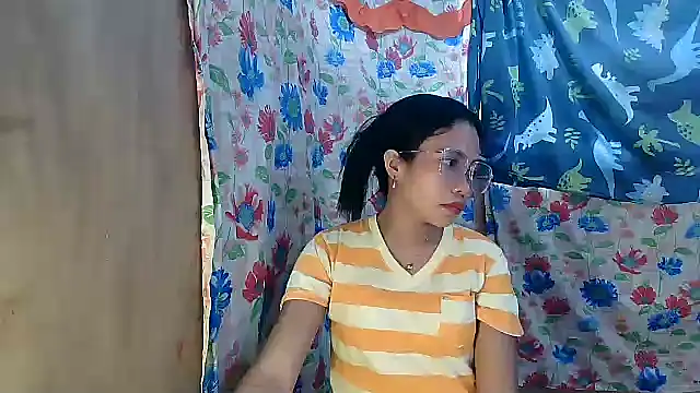 PinaySkinnyGirl webcam