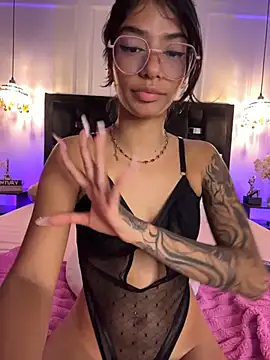 Webcam Model (TweetiePieXXX)  is live.Free join now!