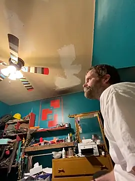 charactrzero (Ask my age) - get naked stay naked