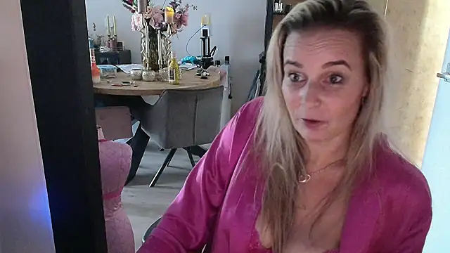 MystiqueMaven webcam