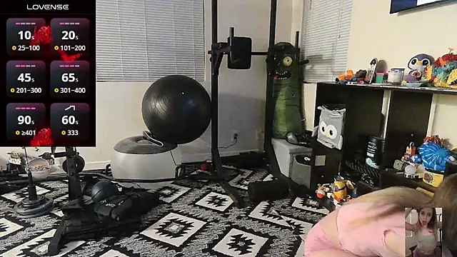 Blondiewithanass webcam