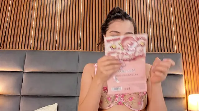 VictoriaKyros webcam