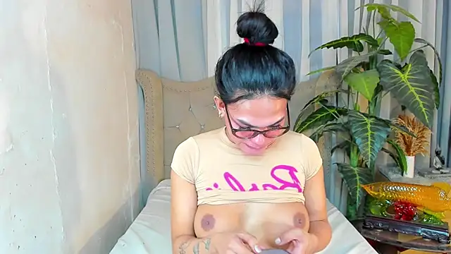 MochaliciousTransOnTop webcam