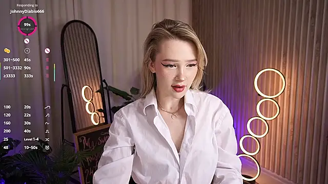 LauraWifeness webcam