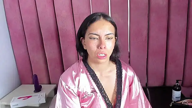 Alana_Hotterr webcam