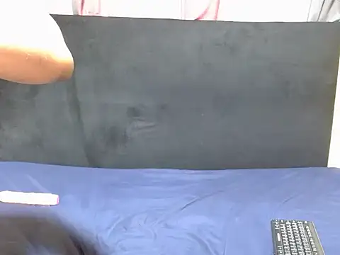 JuicyWetPussy19 webcam