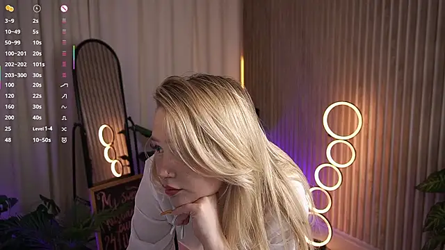 LauraWifeness webcam