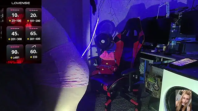 Blondiewithanass webcam