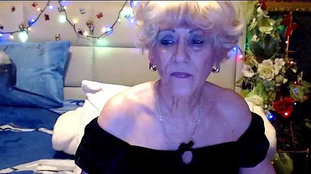 HappyWomanOn webcam
