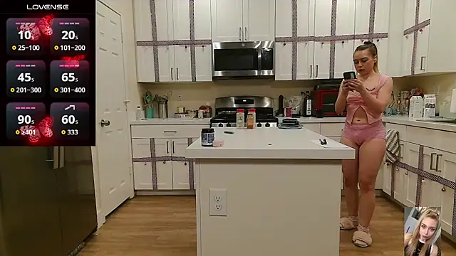 Blondiewithanass webcam