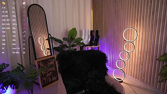 LauraWifeness webcam