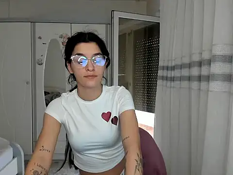 Maya-and_guests webcam