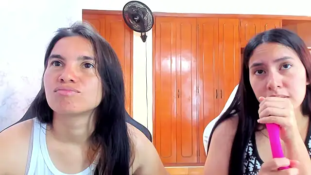 Emily_and_Soffy webcam