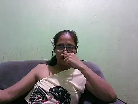 HotLadyPinay32 webcam