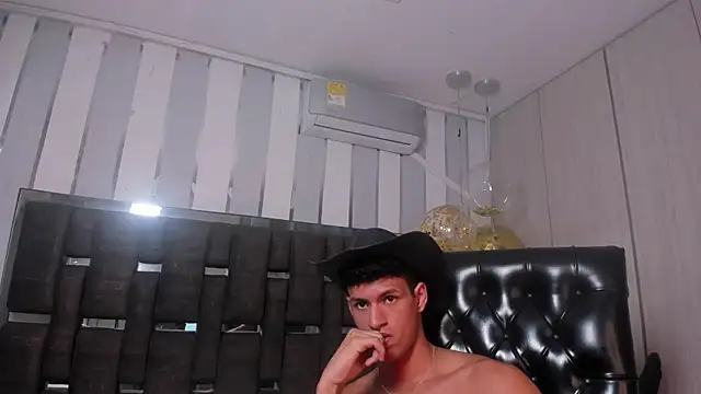 DomenicoRey live sex cam