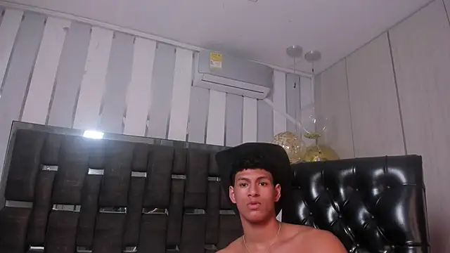 DomenicoRey live sex cam