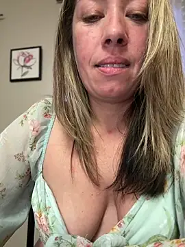 Webcam Model (MiraKisss)  is live.Free join now!