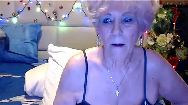HappyWomanOn webcam