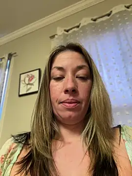 Webcam Model (MiraKisss) is live