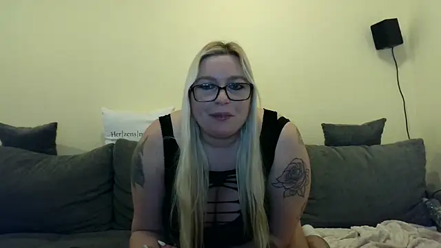 SweetButterflyKiss webcam