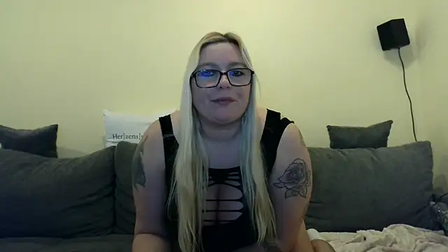 SweetButterflyKiss webcam