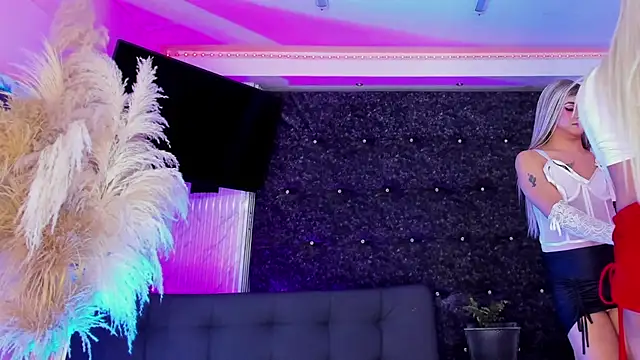 Queens_Wonders_Blonders webcam