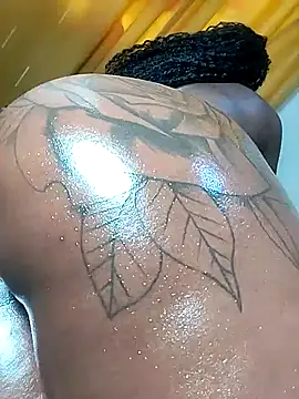 Hugemassivebootie webcam