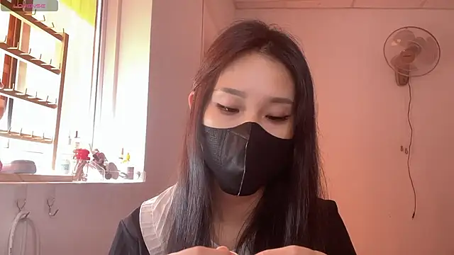 Tieu-May chat room preview