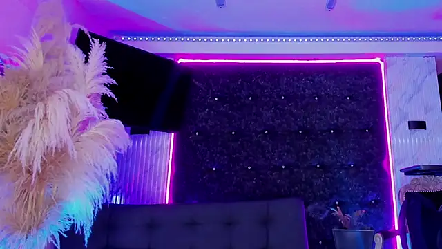 Queens_Wonders_Blonders webcam