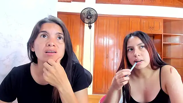 Emily_and_Soffy webcam