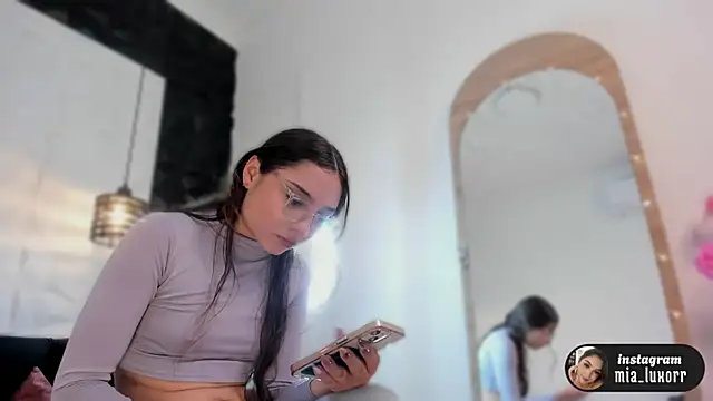 Mia_Luxor webcam