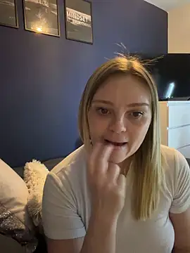 Webcam Model (Sky25x)  is live.Free join now!