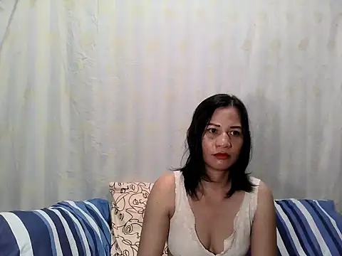 PechayPinayCharms webcam