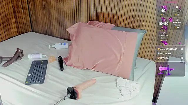 alana_glasses webcam