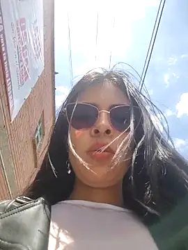 Astrid-- live sex cam