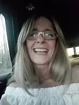 sacha_scorp (F mature) - 2 doigts dans la chatte