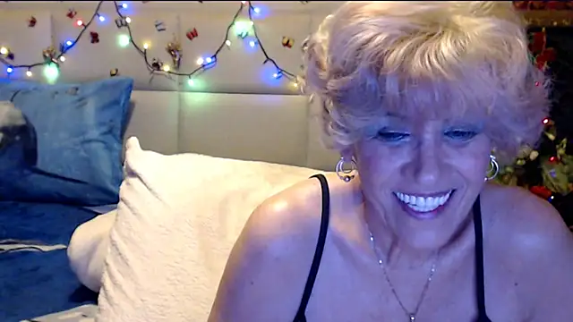 HappyWomanOn webcam