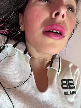 Webcam Model (GiuliaBianchi)  is live.Free join now!