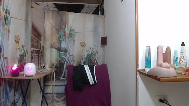 curly_greeneyed webcam