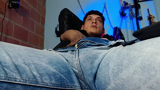 dom2travelersss webcam