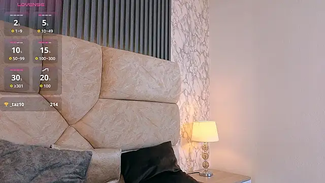 zoe_hugeboobs webcam