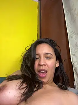 Webcam Model (Esmerald_1111) is live