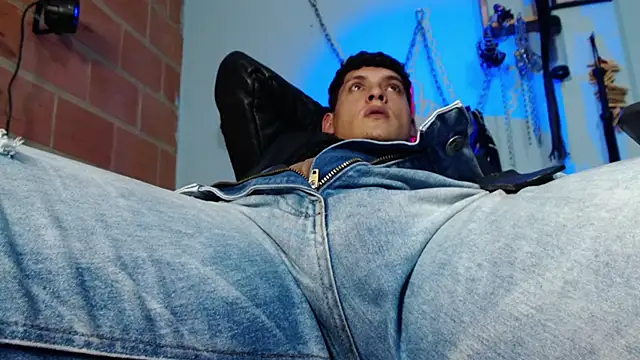 dom2travelersss webcam