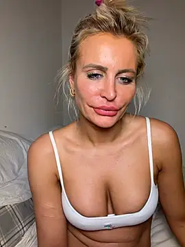 Webcam Model (AliceDx)  is live.Free join now!