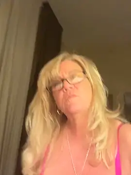 Webcam Model (Lenaxox)  is live.Free join now!